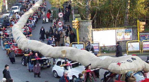 Calza della Befana più lunga del mondo: Il covid ferma 20 anni di solidarietà 10 135320998 329571141478184 7850047958991950035 n