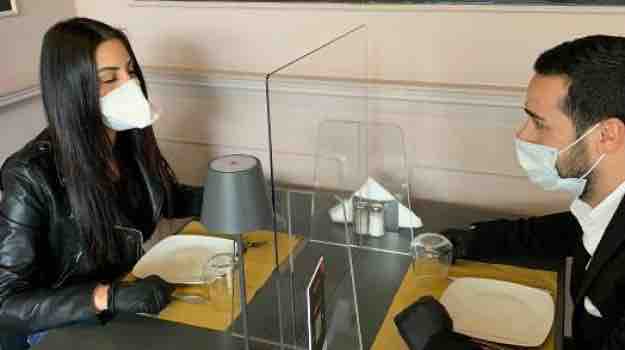 Con la mascherina pure mentre si mangia: il paradosso delle regole 1 cara